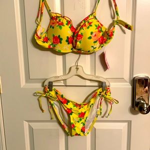 New with tags Yellow flower print bikini. Push up placement in top.